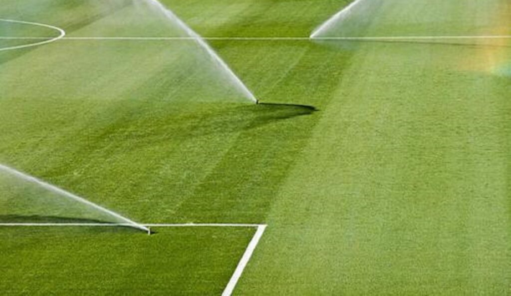 24 spreder vanningsanlegg for fotballbaner med naturgress.